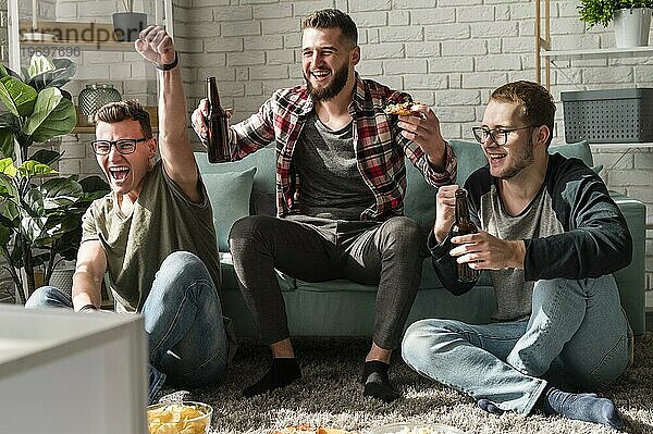 Frontansicht fröhliche männliche Freunde mit Pizza mit Bier beobachten Sport TV