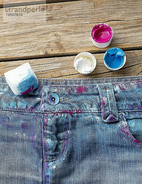 Draufsicht farbige Jeans mit Farbe