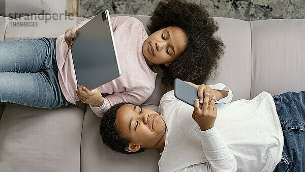 Geschwister  die ein Tablet benutzen Mobilheim 6