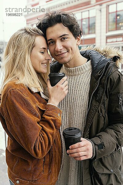 Junges Paar genießt im Freien eine Tasse Kaffee 4