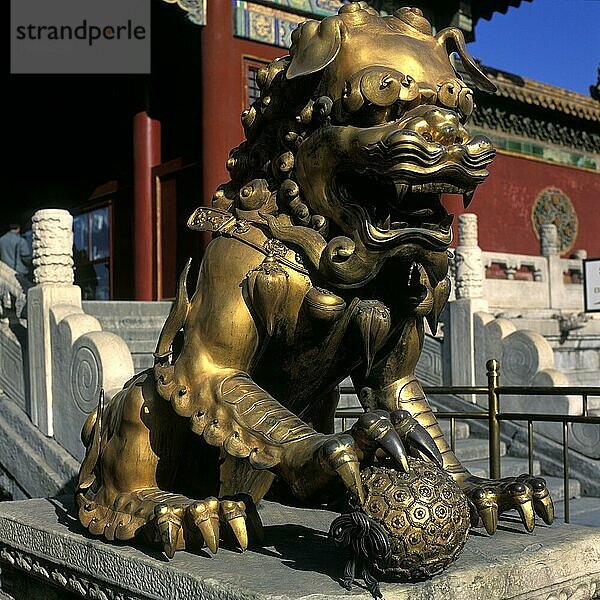 China  Peking: Kaiserpalast (Gugong)  vergoldeter Bronzelöwe vor dem Palast der himmlischen Reinheit  Asien