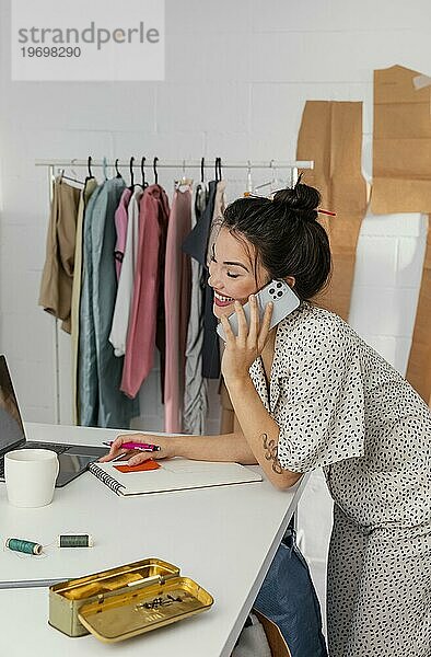 Modedesignerin bei der Arbeit in ihrem Atelier 2