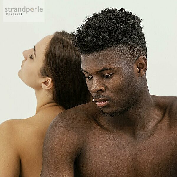 Schwarzer Mann weiße Frau posiert Nahaufnahme