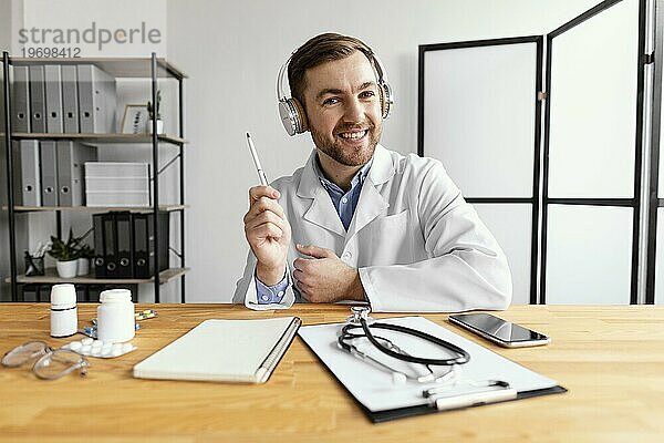 Medium shot smiley doctor holding pen