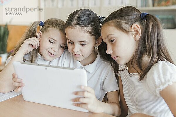 Mädchen nutzen Tablet Schule