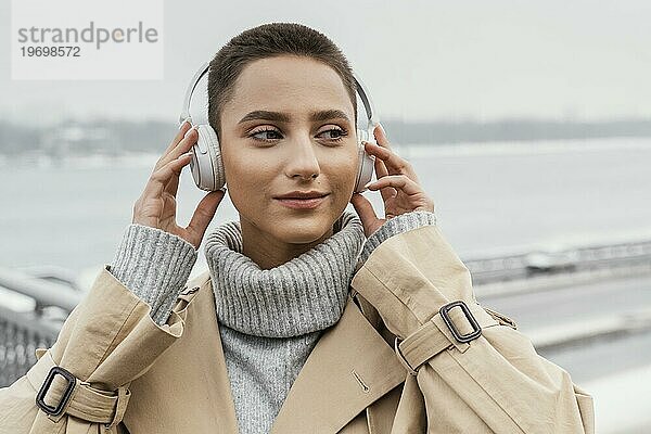 Nahaufnahme einer Frau mit Kopfhörern im Freien