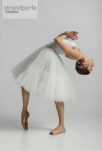 Ballerina trägt schönes weißes Kleid volle Aufnahme