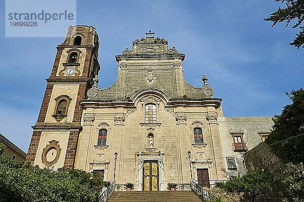 Superweitwinkelaufnahme  frontal von unten  Chiesa dell'Immacolata  Kirche  Lipari-Stadt  Lipari  Liparische Inseln  Äolische Inseln  Sizilien  Italien  Europa