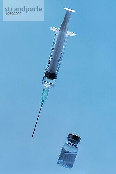Vorderansicht Spritze mit Impfstoff Nahaufnahme