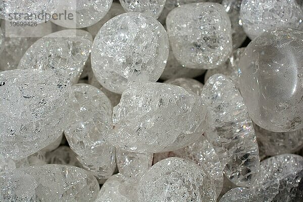 Kristallisierter Quarz (Bergkristall) Edelstein als natürliches Mineral Gestein Probe