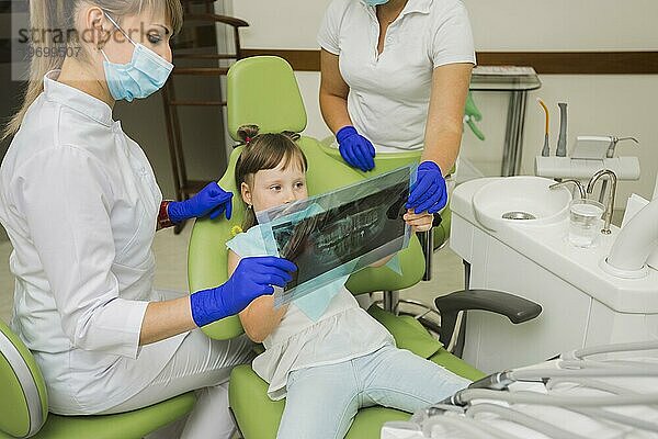 Zahnarzt Mädchen Patientin schaut Röntgenbild