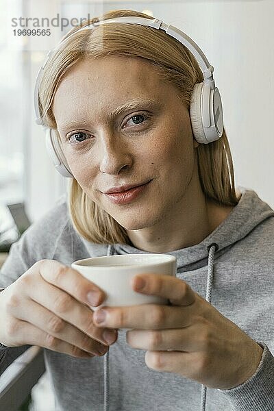 Nahaufnahme einer Frau mit Kopfhörern 4
