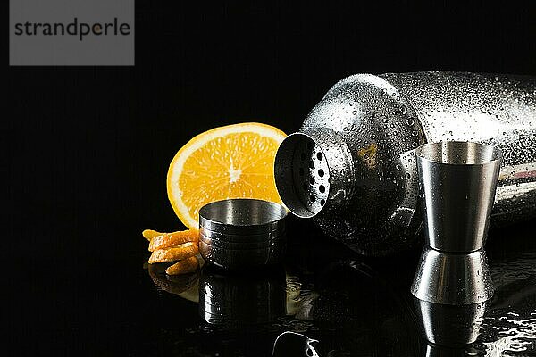 Vorderansicht Cocktailshaker mit orangefarbenem Schnapsglas