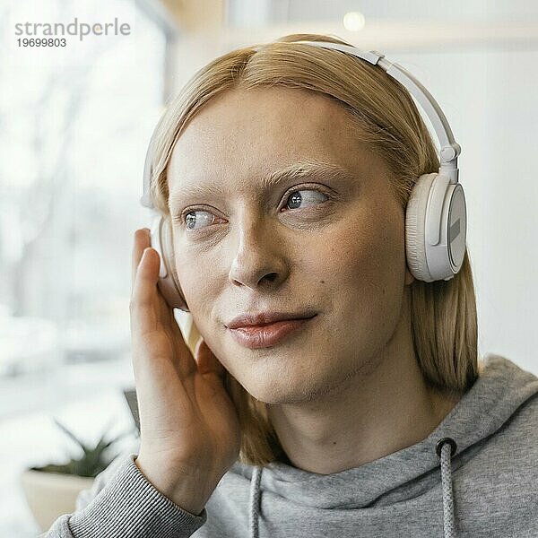 Nahaufnahme Frau mit Kopfhörern 2