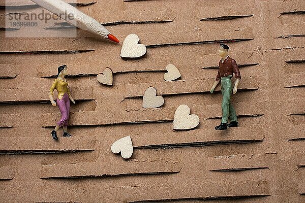 Tiny Figur von Mann und Frau Miniaturmodell und Herz als Liebe Konzept