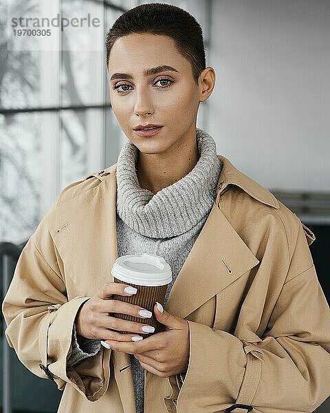 Mittlere Einstellung Frau hält Kaffeetasse