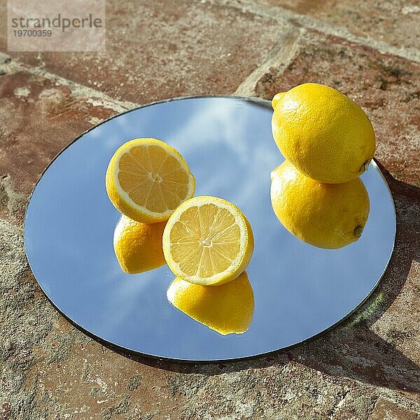 Spiegel mit frischen Zitronen 2