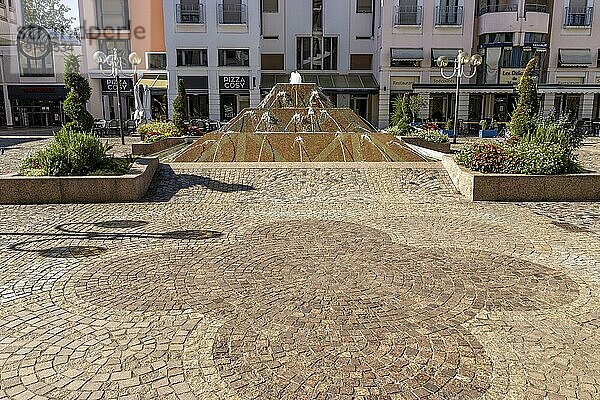 Wasserfall von Brunnen in Form einer Stufenpyramide auf dem Platz Pl. de la Mairie  Altstadt  Colmar  Grand Est  Haut-Rhin  Elsass  Frankreich  Europa