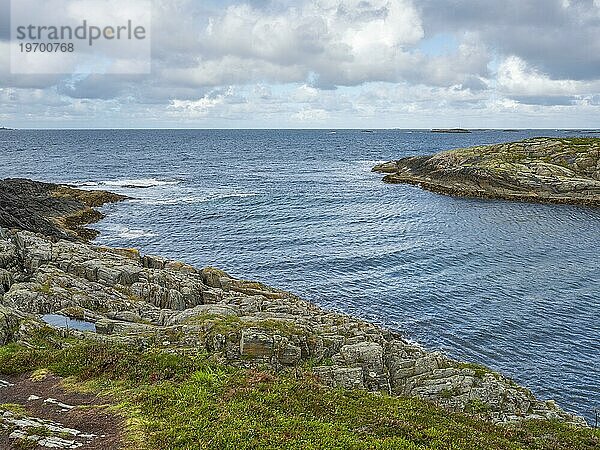 Blick auf das Meer  Atlantikstraße  Atlanterhavsveien  Wolken  Vervang  Møre og Romsdal  Norwegen  Europa