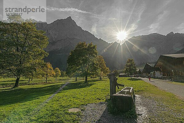 Almdorf Eng im Engtal  Holzbrunnen  Naturpark Karwendel  Großer Ahornboden  Gegenlicht  Hinterriß  Tirol  Österreich  Europa