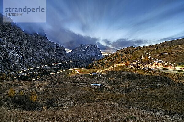 Blick auf das Grödner Joch  Passo Gardena  Langzeitbelichtung  Sellagruppe  Dolomiten  Bozen  Südtirol