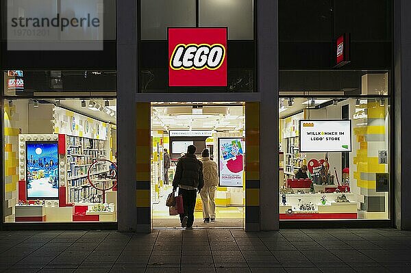 Nachtaufnahme  Schaufenster  Auslage  LEGO Shop  Ladengeschäfft  Logo  Spielwaren  Königsstraße  Stuttgart  Baden-Württemberg  Deutschland  Europa