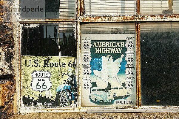 Alte Schilder  Fenster  rostig  marode  Vergangenheit  Highway  Straße  Mobilität  Geschichte  historische  Route 66  USA  Nordamerika