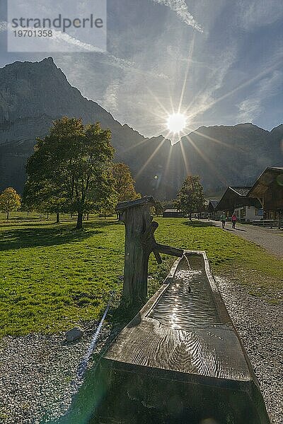 Almdorf Eng im Engtal  Holzbrunnen  Naturpark Karwendel  Großer Ahornboden  Gegenlicht  Hinterriß  Tirol  Österreich  Europa