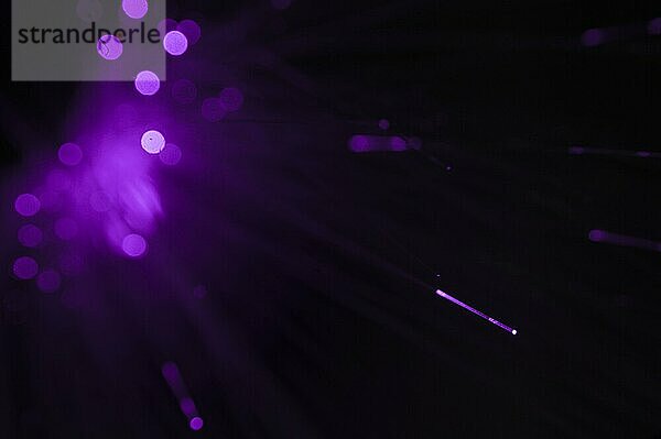 Optische Faserkabel mit violettem Licht