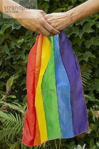 Close up Hände halten Homosexuell Stolz Flagge