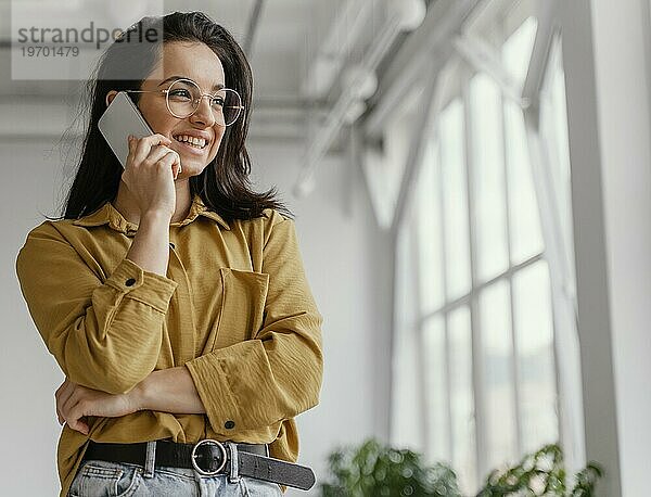 Geschäftsfrau spricht mit ihrem Smartphone