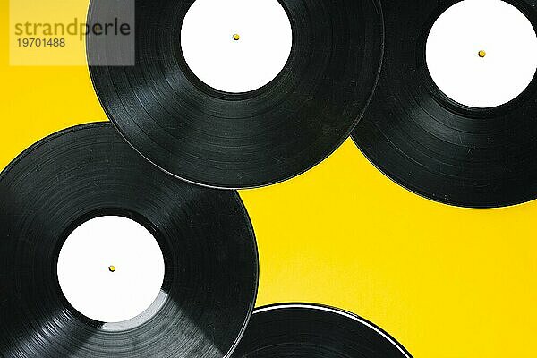 Draufsicht Schallplatten gelber Hintergrund