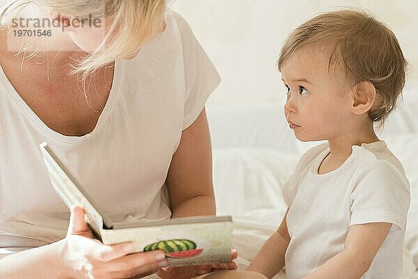 Mama liest Babybett