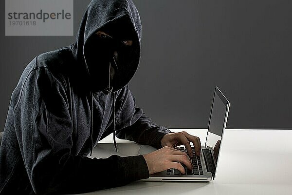 Seitenansicht männlicher Hacker mit Laptop