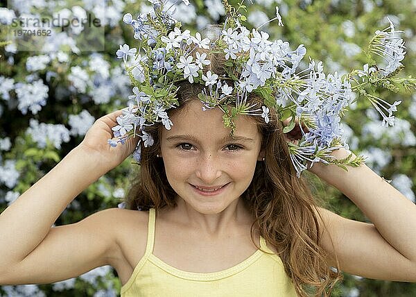 Close up Mädchen posiert mit Blumen
