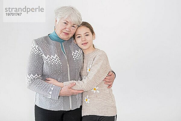 Ältere Oma posiert mit ihrem Enkelkind