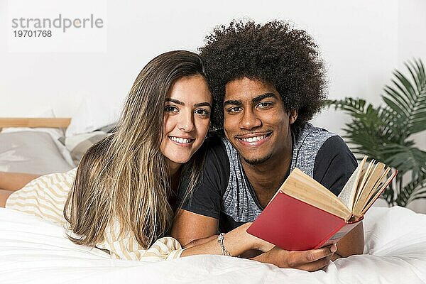 Porträt eines gemischtrassigen Paares beim gemeinsamen Lesen