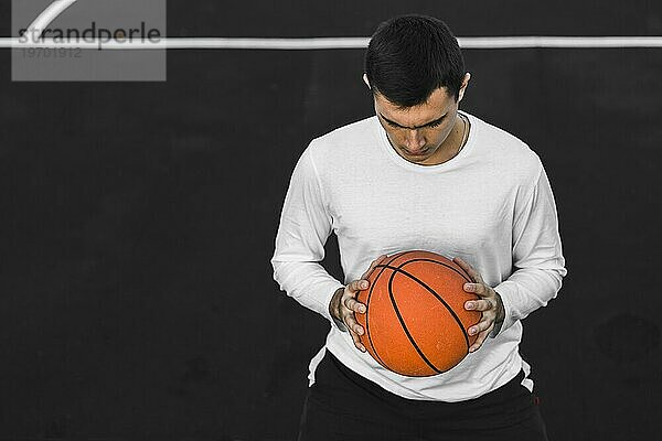 Porträt Mann hält Basketball