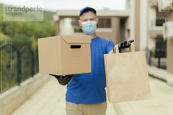 Mittlere Einstellung: Zusteller hält Boxsack