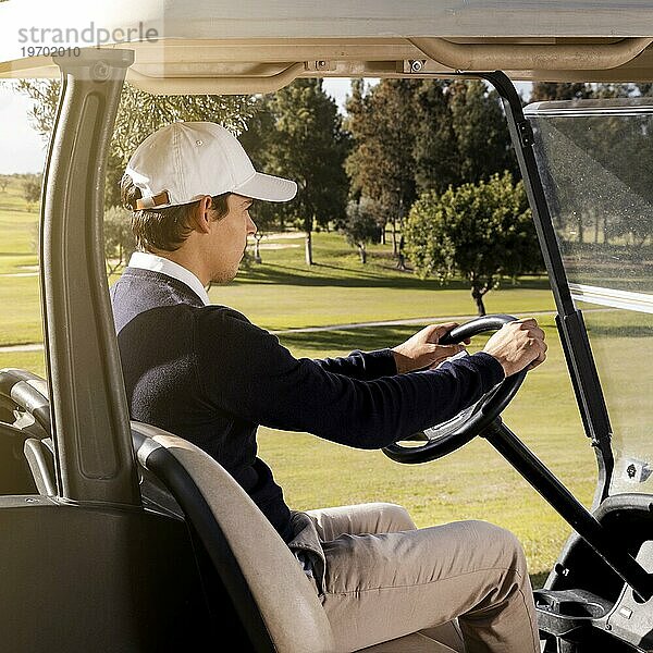 Seitenansicht Mann fährt Golfwagen Feld