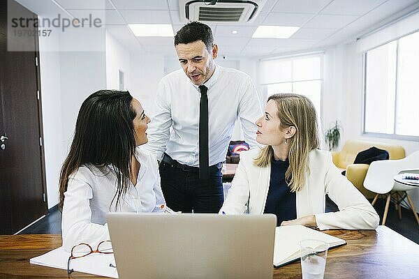 Modernes Büro für Geschäftsleute