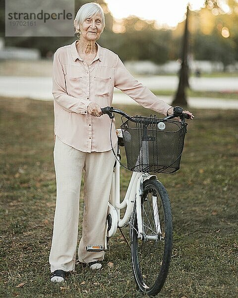 Vollbild einer alten Frau mit Fahrrad