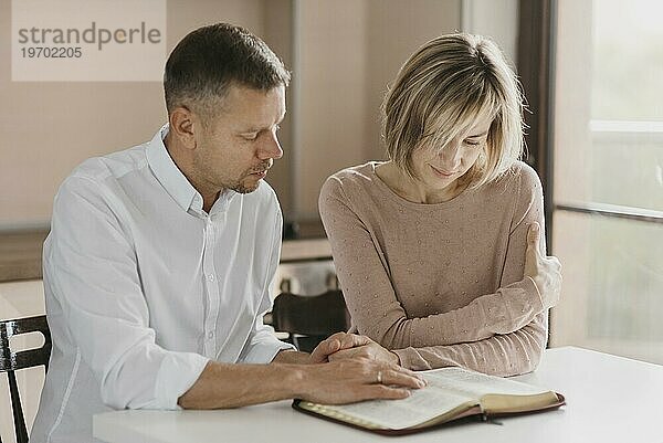 Ehemann Frau liest Bibel