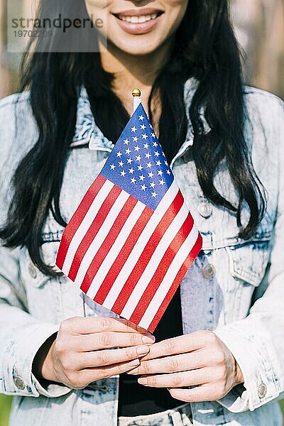 Ethnische Frau mit amerikanischer Flagge