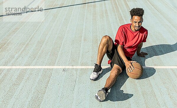 Hoher Winkel junger Mann Basketballfeld mit Kopie Raum