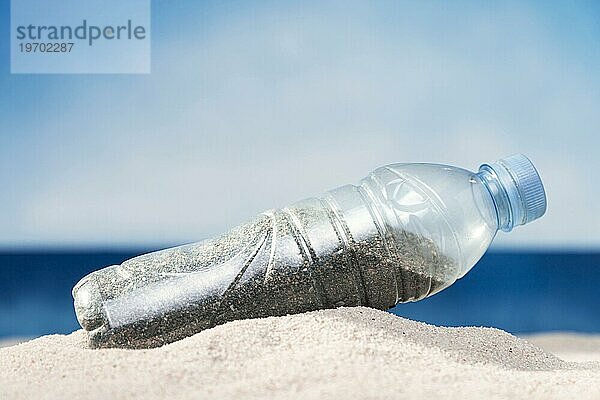Vorderansicht Plastikflasche Strand mit Sand