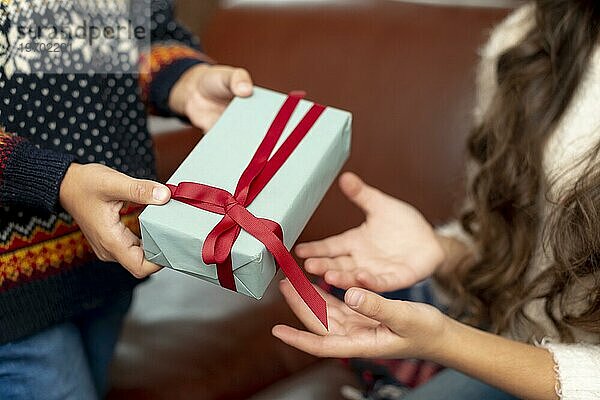 Close up Junge Mädchen teilen Geschenke