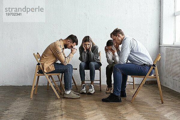 Traurige Menschen Stühle Gruppentherapie Sitzung