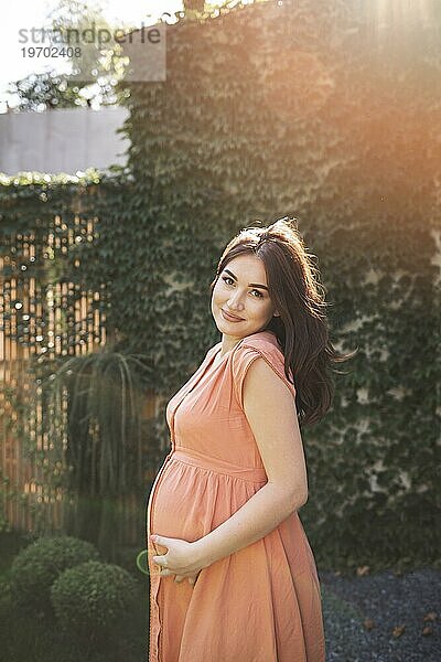 Medium shot schwangere Frau posiert im Freien