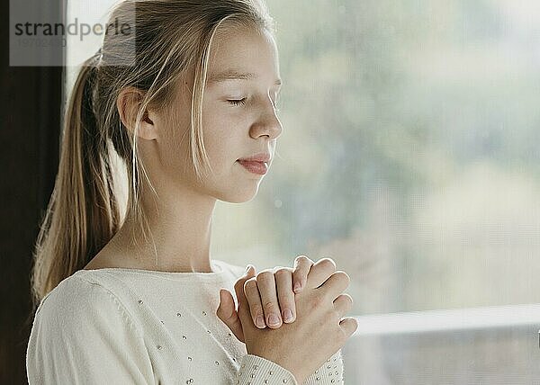 Kleines Mädchen betet mit Kopierraum